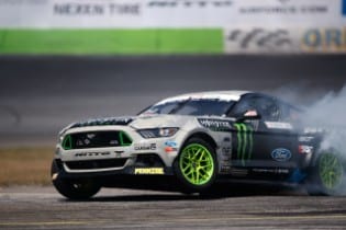 Ford GT und Ford Mustang GT4 demonstrieren Strassen- und ... Ford GT und Ford Mustang GT4 demonstrieren Strassen- und ...