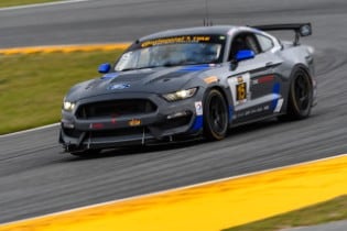 Ford GT und Ford Mustang GT4 demonstrieren Strassen- und ... Ford GT und Ford Mustang GT4 demonstrieren Strassen- und ...