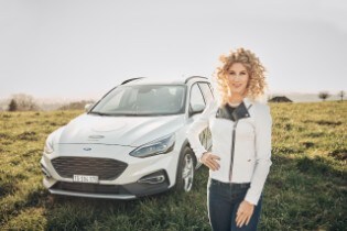 Jolanda Neff fährt Ford Focus Active Station Wagon