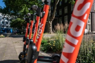 Ab sofort rollen die orangefarbenen E-Scooter von Spin au... Ab sofort rollen die orangefarbenen E-Scooter von Spin au...
