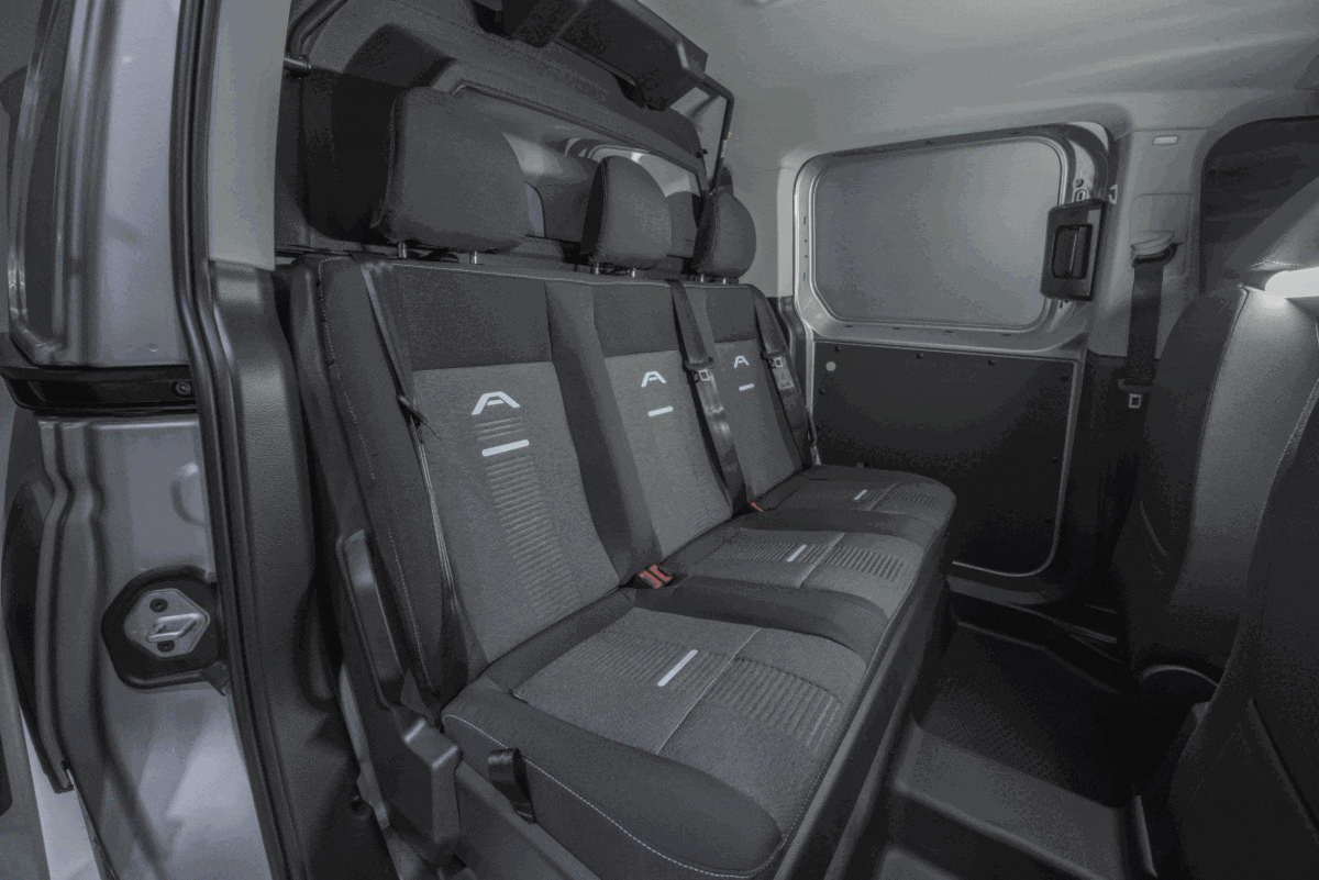 Transit Connect PHEV mit neuem FlexCab-Sitzkonzept