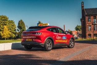 Mustang Mach-E als lesauto – goed voor milieu én leerlin