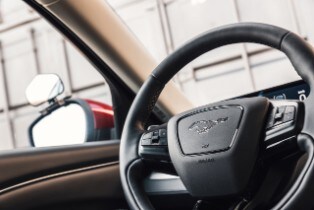 Mustang Mach-E als lesauto – goed voor milieu én leerlin