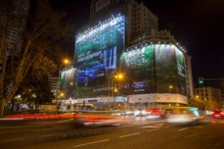Ford instala la valla publicitaria más grande certificada...