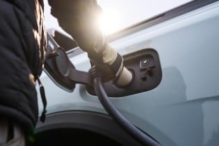 Gama de furgonetas híbridas enchufables de Ford Pro: ahor...