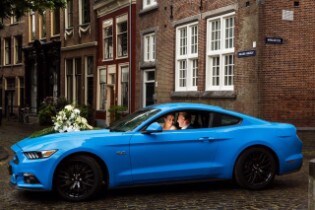 Trouwen in stijl – jonge stellen kiezen Ford Mustang als ... Trouwen in stijl – jonge stellen kiezen Ford Mustang als ...