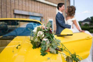 Trouwen in stijl – jonge stellen kiezen Ford Mustang als ... Trouwen in stijl – jonge stellen kiezen Ford Mustang als ...