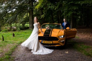 Trouwen in stijl – jonge stellen kiezen Ford Mustang als ... Trouwen in stijl – jonge stellen kiezen Ford Mustang als ...