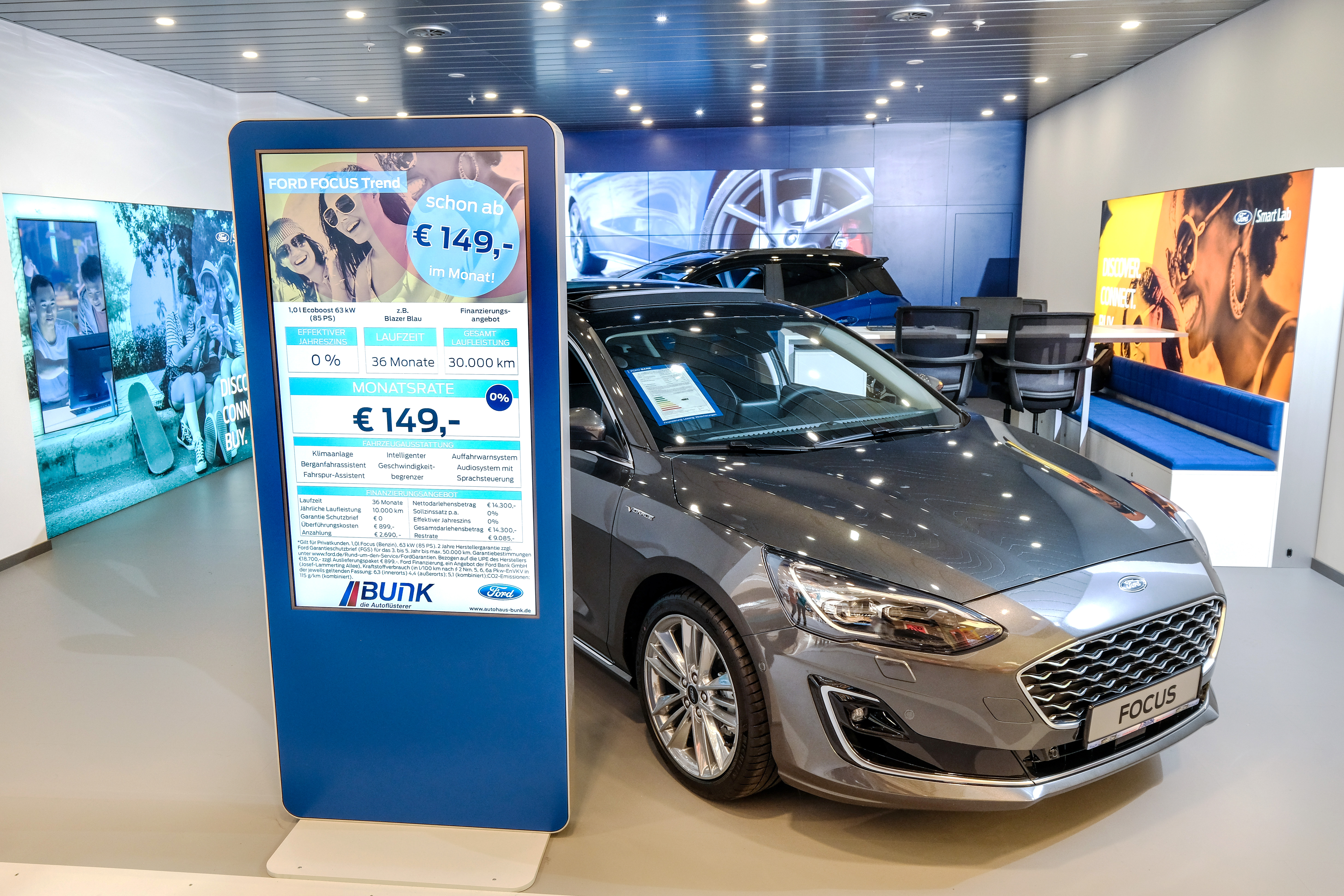 Ford geht dahin, wo Kunden einkaufen: In Zusammenarbeit mit dem Autohaus  Bunk werden in der Europa-Galerie in Saarbrücken neue Möglichkeiten zum  Kauf von Autos getestet, Deutschland, Deutsch