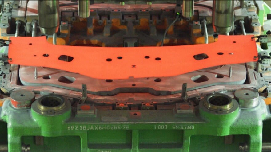 Ford führt als erster Hersteller vollständig automatisierten Prozess zur Heißverformung ein