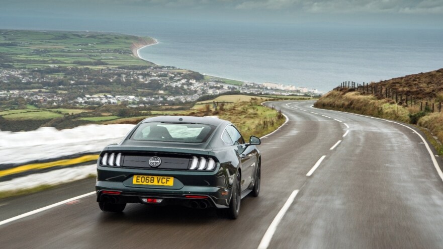 Im Ford Mustang BullittTM auf der legendären Motorrad-Rennstrecke „Isle of Man Tourist Trophy“