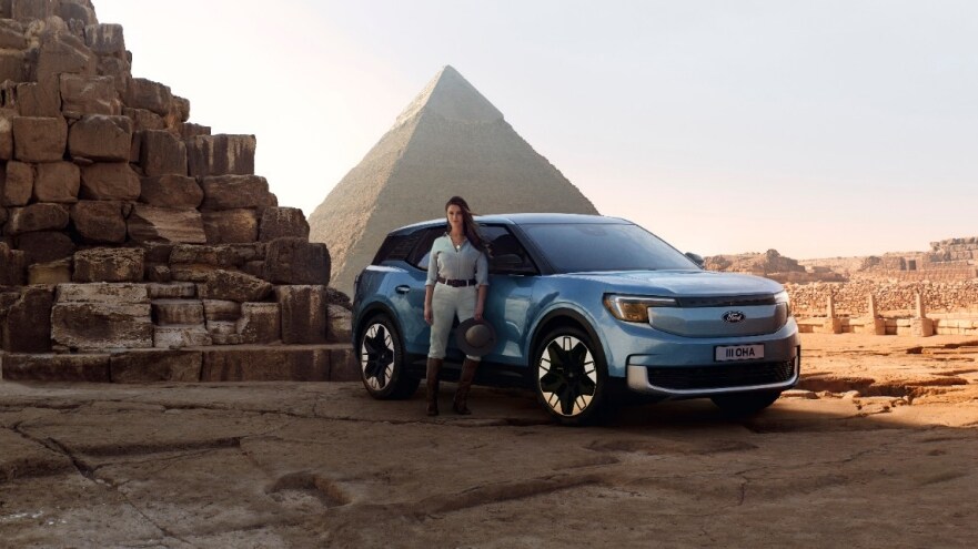 Weltreise auf historischen Spuren: Abenteurerin Lexie Alford umrundet den Globus im vollelektrischen Ford Explorer