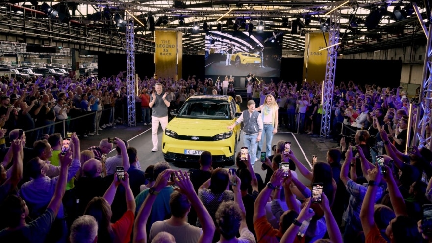 2.000 Ford-Beschäftigte in Köln feiern Rückkehr einer Legende. Elektrischer Ford Capri enthüllt. 2.000 Ford-Beschäftigte in Köln feiern Rückkehr einer Legende. Elektrischer Ford Capri enthüllt.