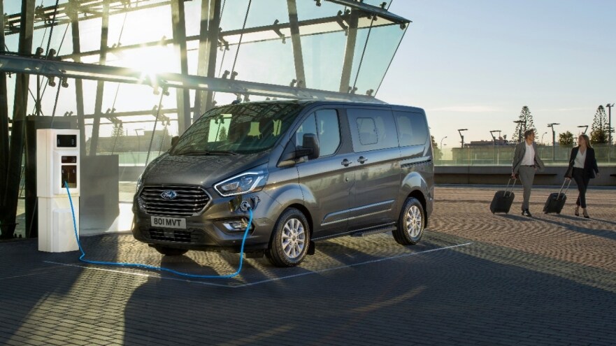 Ford presenta el versátil Tourneo Custom con motor híbrido enchufable cero emisiones