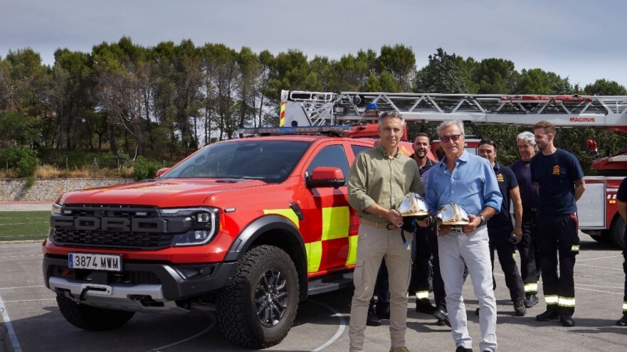 Carlos Sainz muestra a los Bomberos de la Comunidad de Madrid a sacarle todo el partido al Ford Ranger Raptor