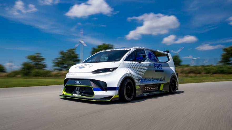 Un monstre électrique de 2 000 ch ! Le Ford Pro Electric SuperVan fait monter la puissance à son maximum au festival de Goodwood 