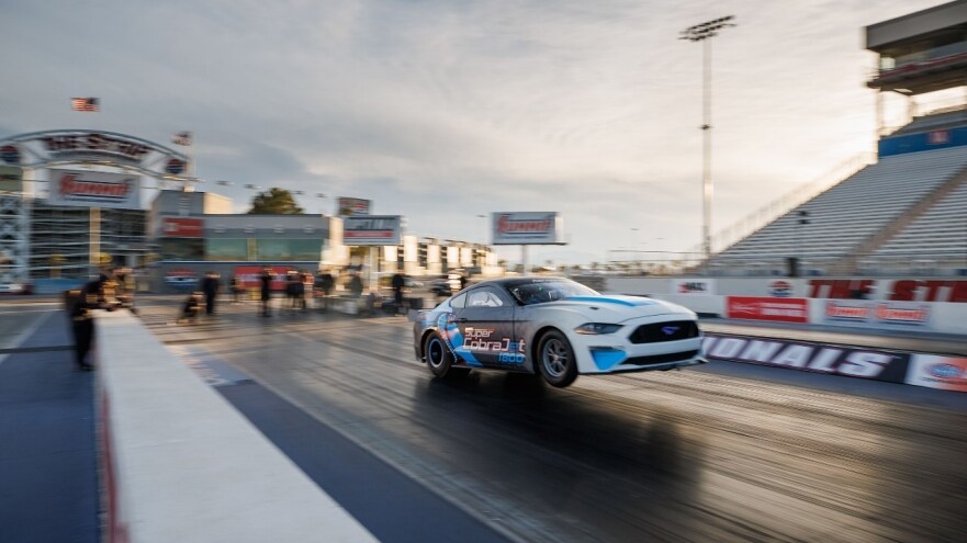 Le prototype de la Ford Mustang Super Cobra Jet 1800 électrique ambitionne d'établir un nouveau record du monde NHRA pour les véhicules de sa catégorie. 