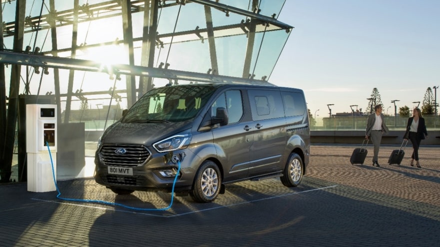I nuovi Transit e Tourneo Custom Plug-In Hybrid offrono una guida a emissioni zero senza ansia da autonomia