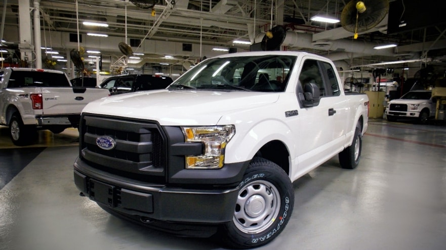 Le premier Ford F-150 2016 propulsé au gaz naturel comprimé et au propane quitte la chaîne de montage à Kansas City 