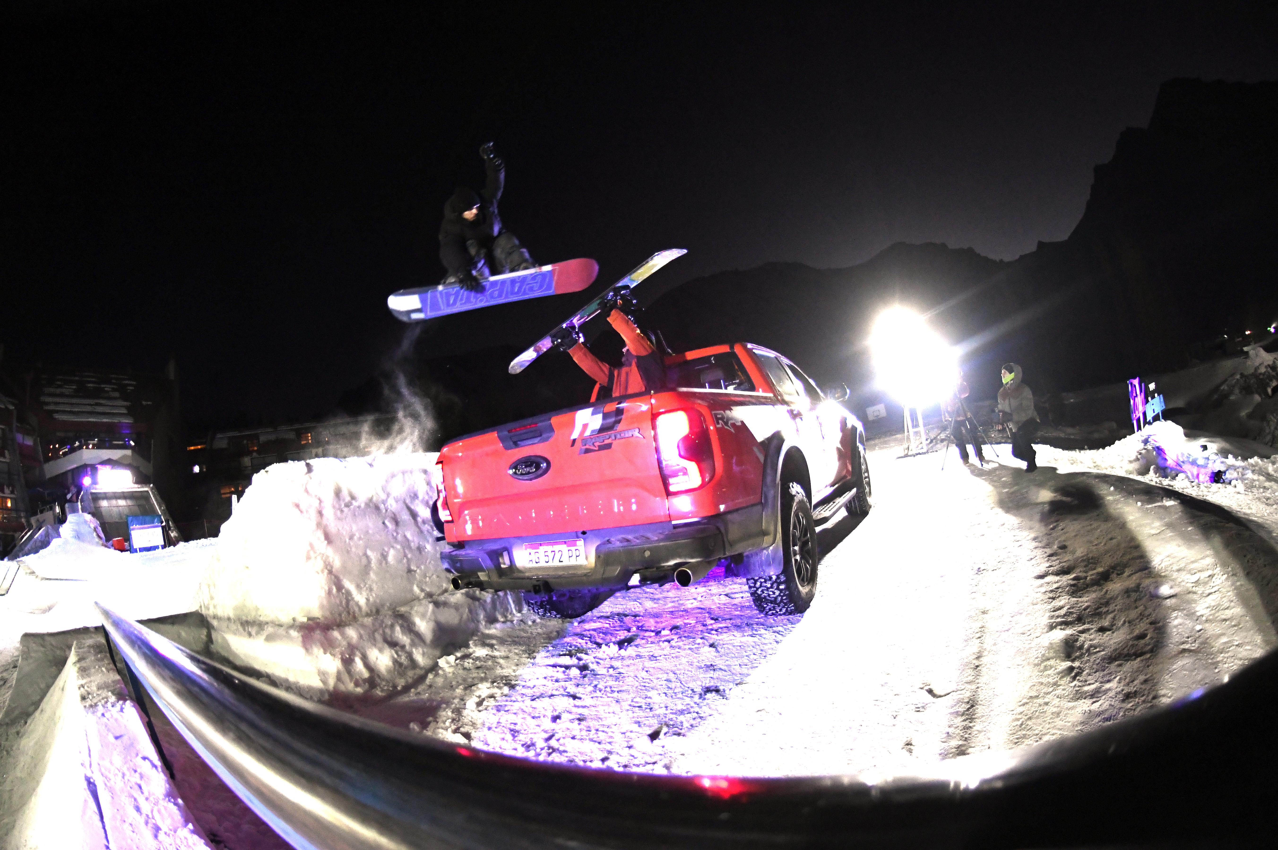 DIVERSIÓN EXTREMA Y TECNOLOGÍA DE VANGUARDIA: FORD PRESENTÓ EL RED BULL  STREET LIGHT SNOWBOARD SESSION EN LAS LEÑAS, image size:5408x3600