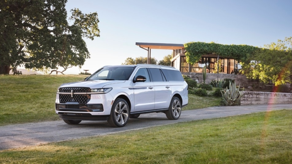 https://media.lincoln.com/content/lincolnmedia/lna/us/en/products/crossovers---suvs/navigator/2025-lincoln-navigator/jcr%3Acontent/content/media-section-parsys/textimage_1e93/image.img.951.535.jpg/1724349503573.jpg